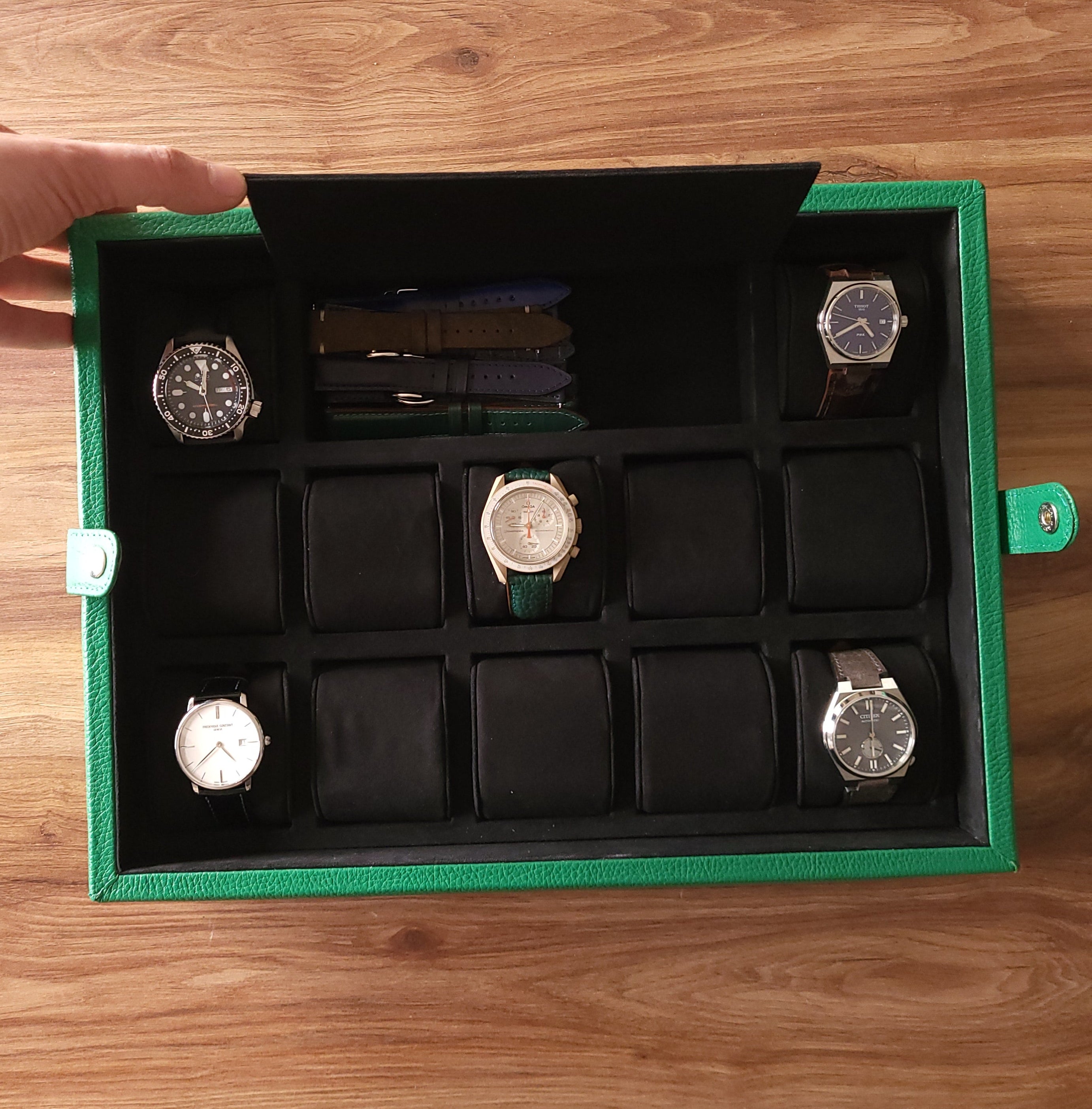 İçi birinci sınıf siyah renkli gerçek oğlak süet kaplı dışıyeşil renkli dana derisi , yeşil renkli el yapımı 12'li saat kutusu