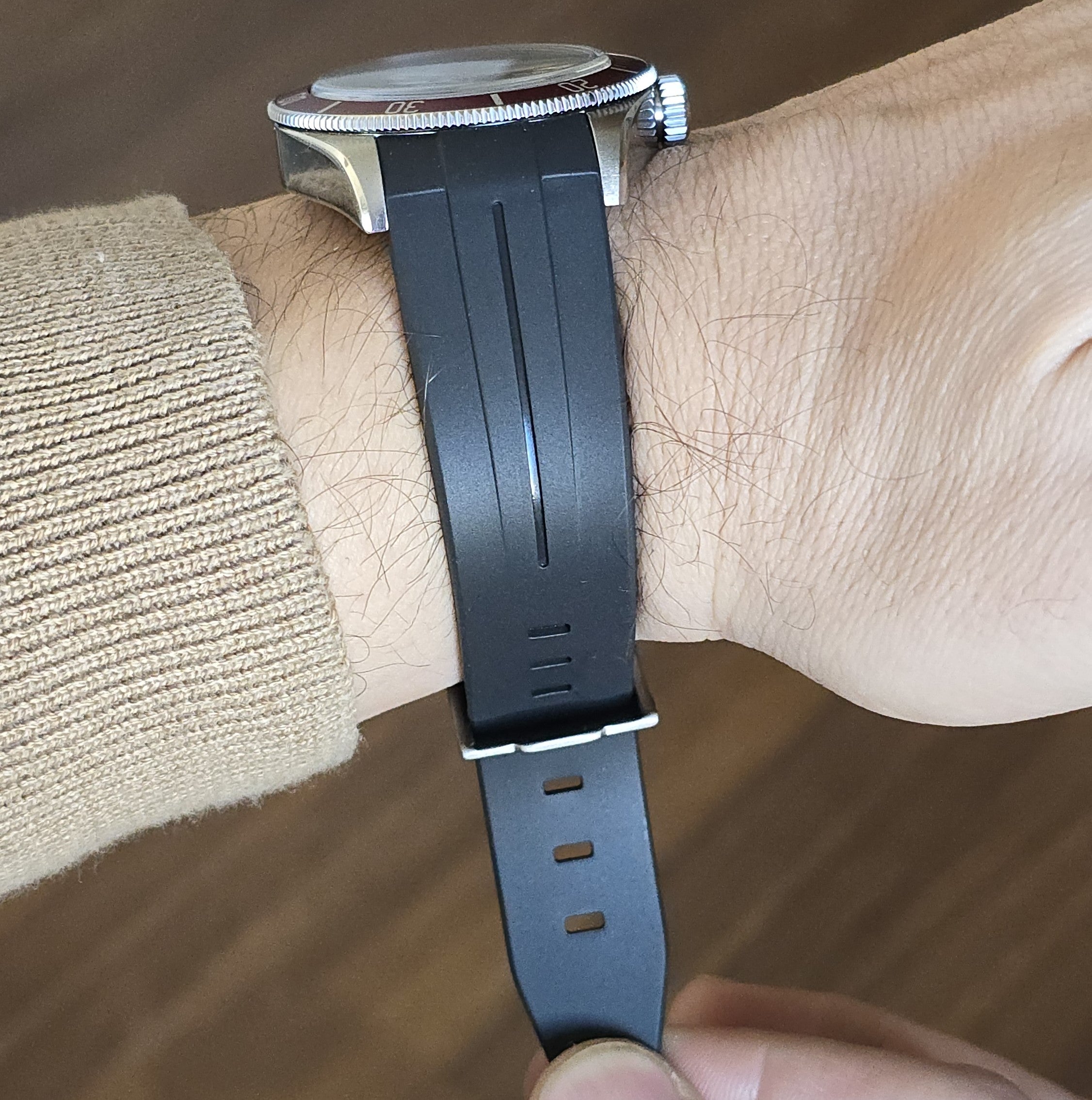 OMG. Siyah FKM Entegre Kauçuk Kordon