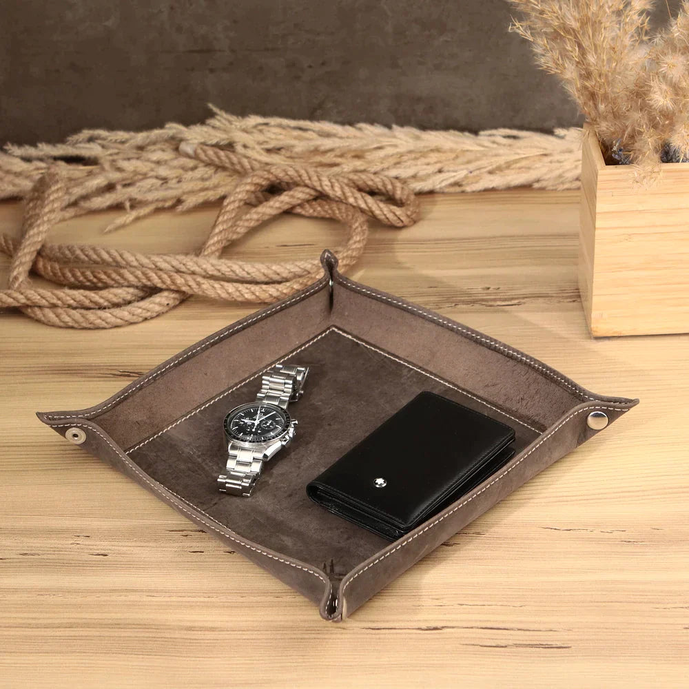 kahverengi renkli deri tepsi