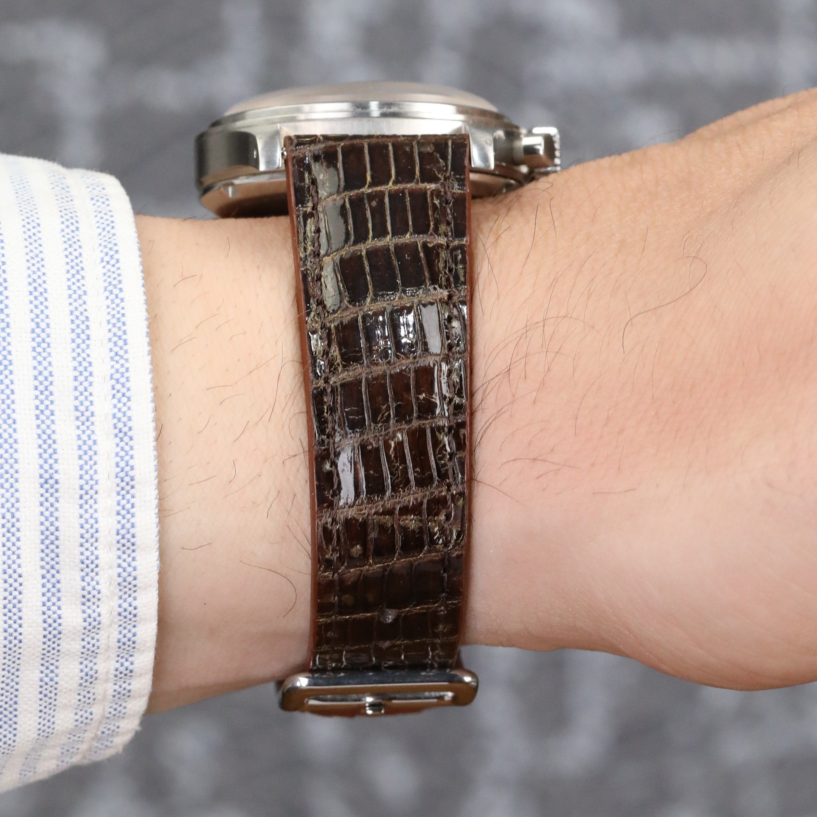 El yapımı kahverengi renkli akıllı pimli deri kayış