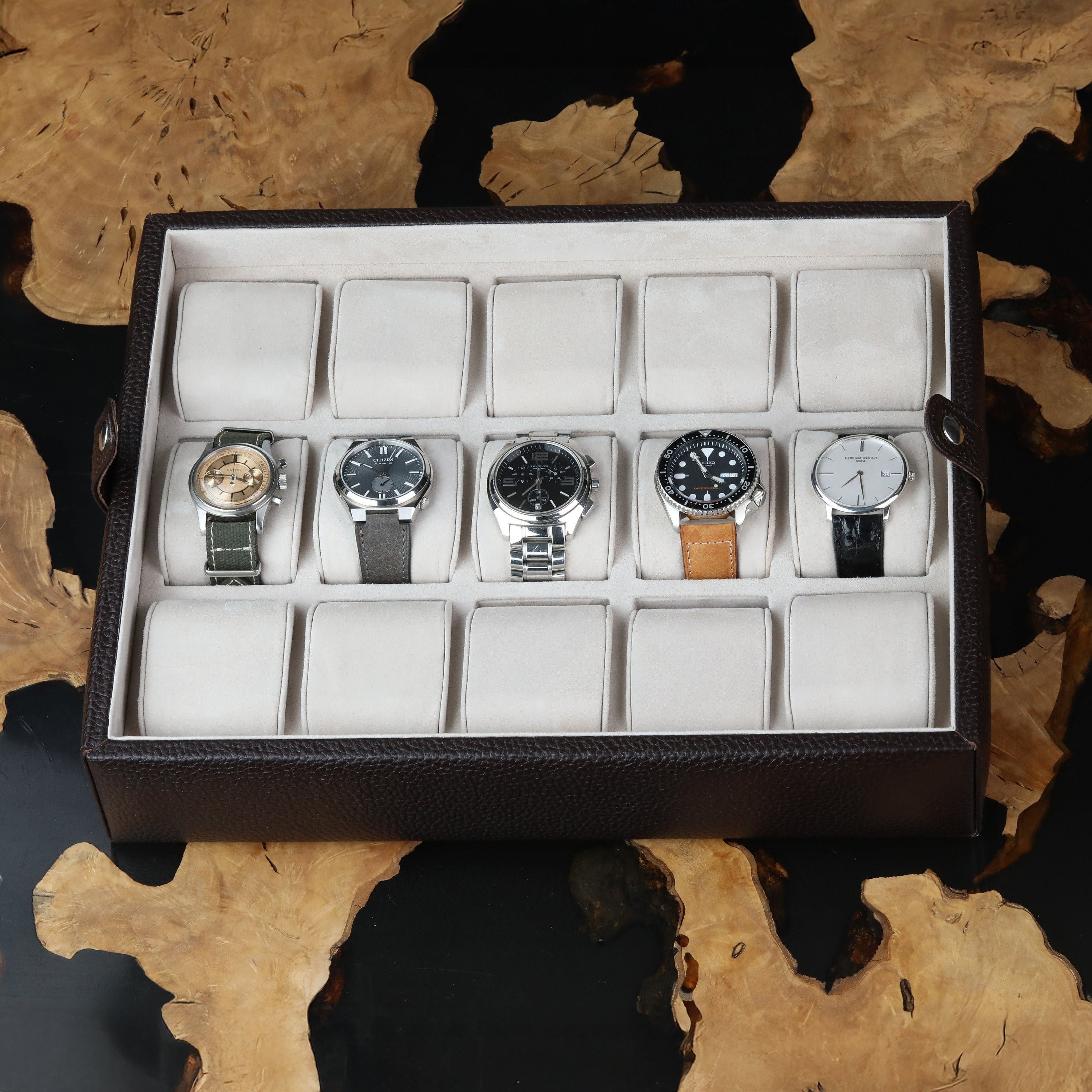 İçi bej renkli gerçek oğlak süet kaplı dışı kahverengi dana derisi 15'li saat kutusu