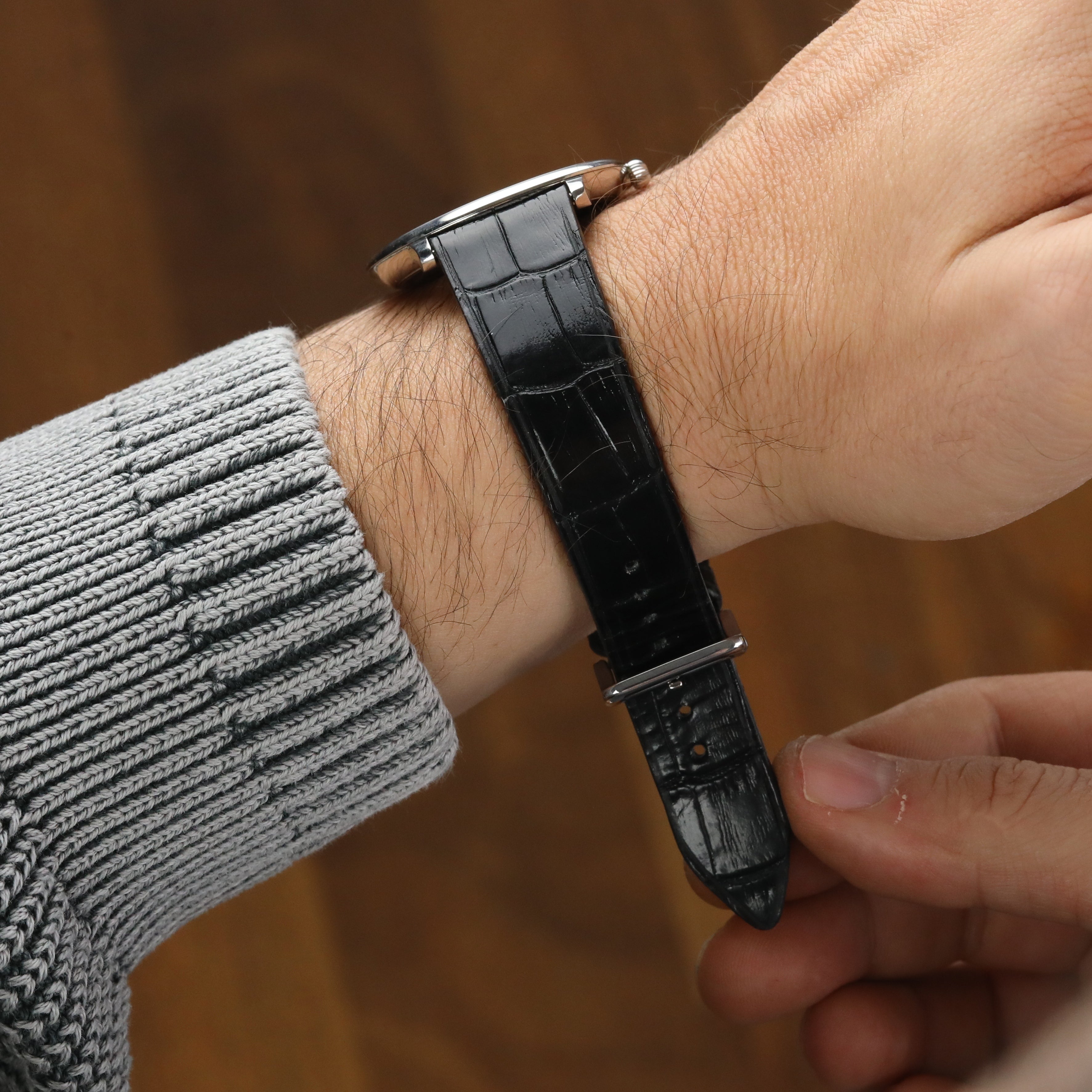 El yapımı siyah renkli akıllı pimli dikişsiz deri saat kayışı