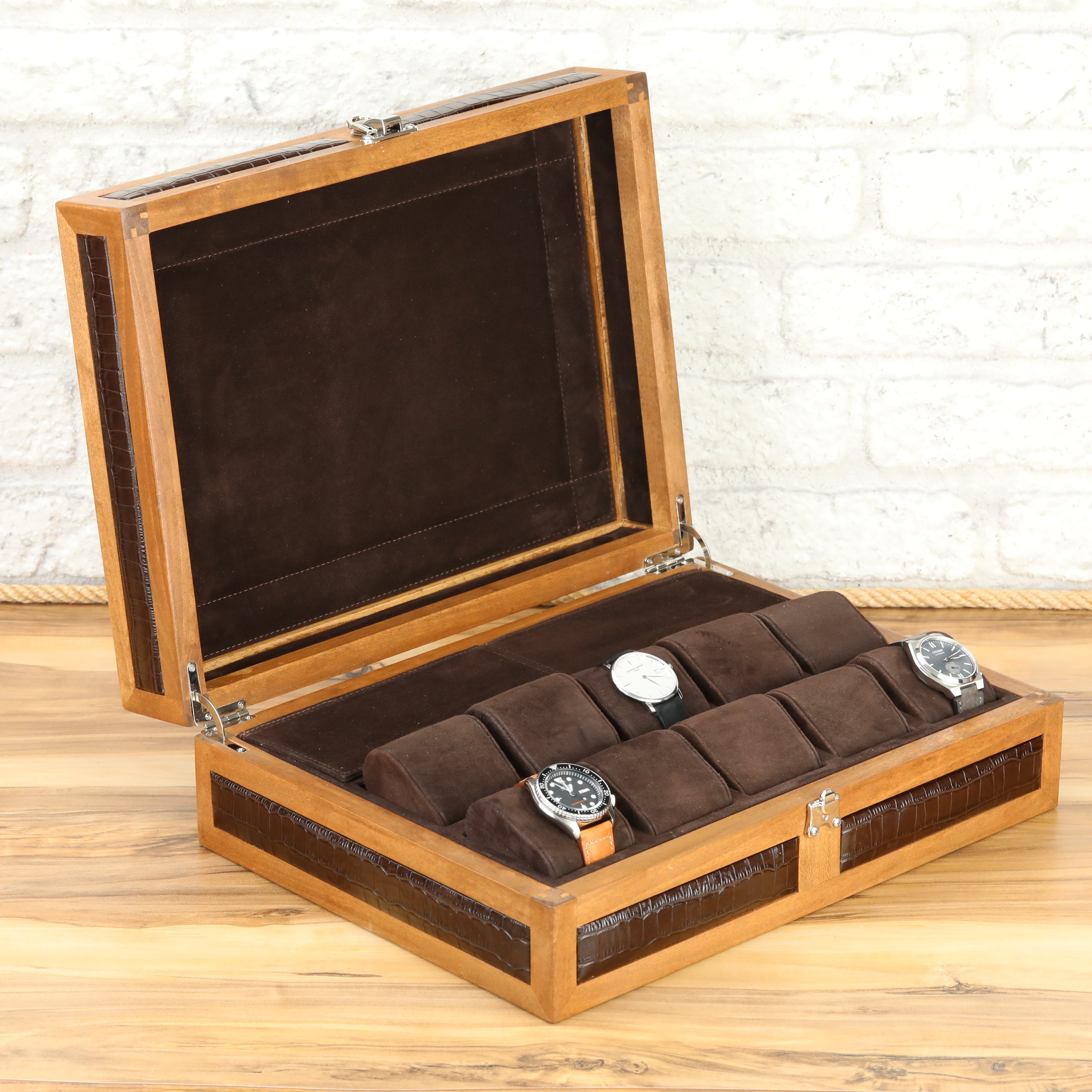 Dışı kahverengi ahşap saat kutusu