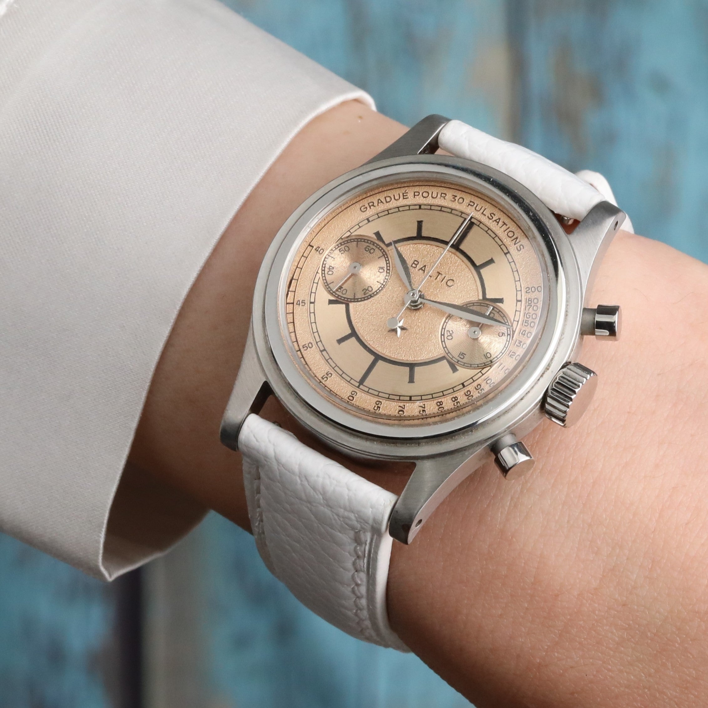 El yapımı beyaz renkli akıllı pimli deri kordon