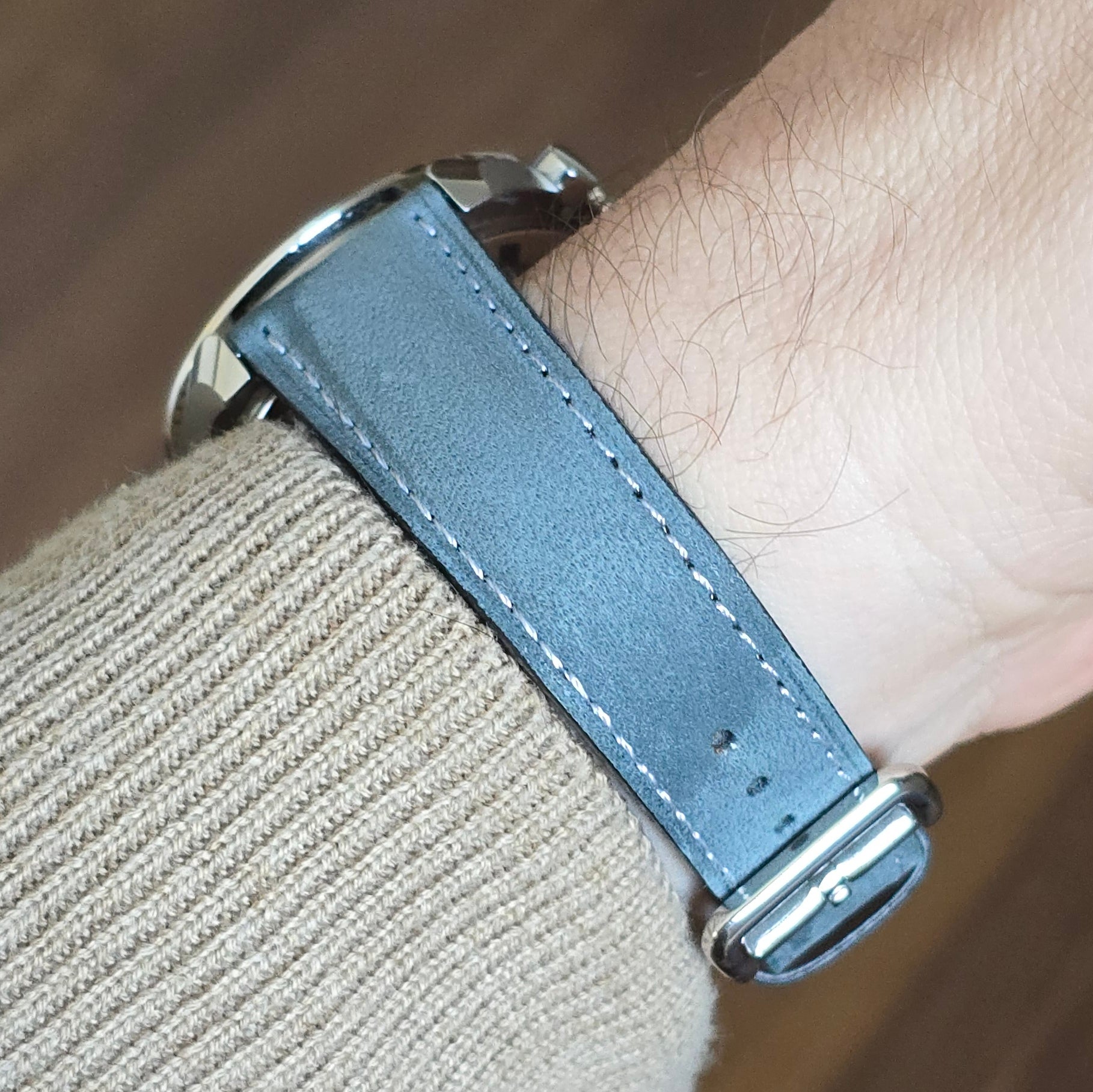 Gerçek deri el yapımı akıllı pimli arkada kullanılan deri anti-alerjik grey renkli deri kayış