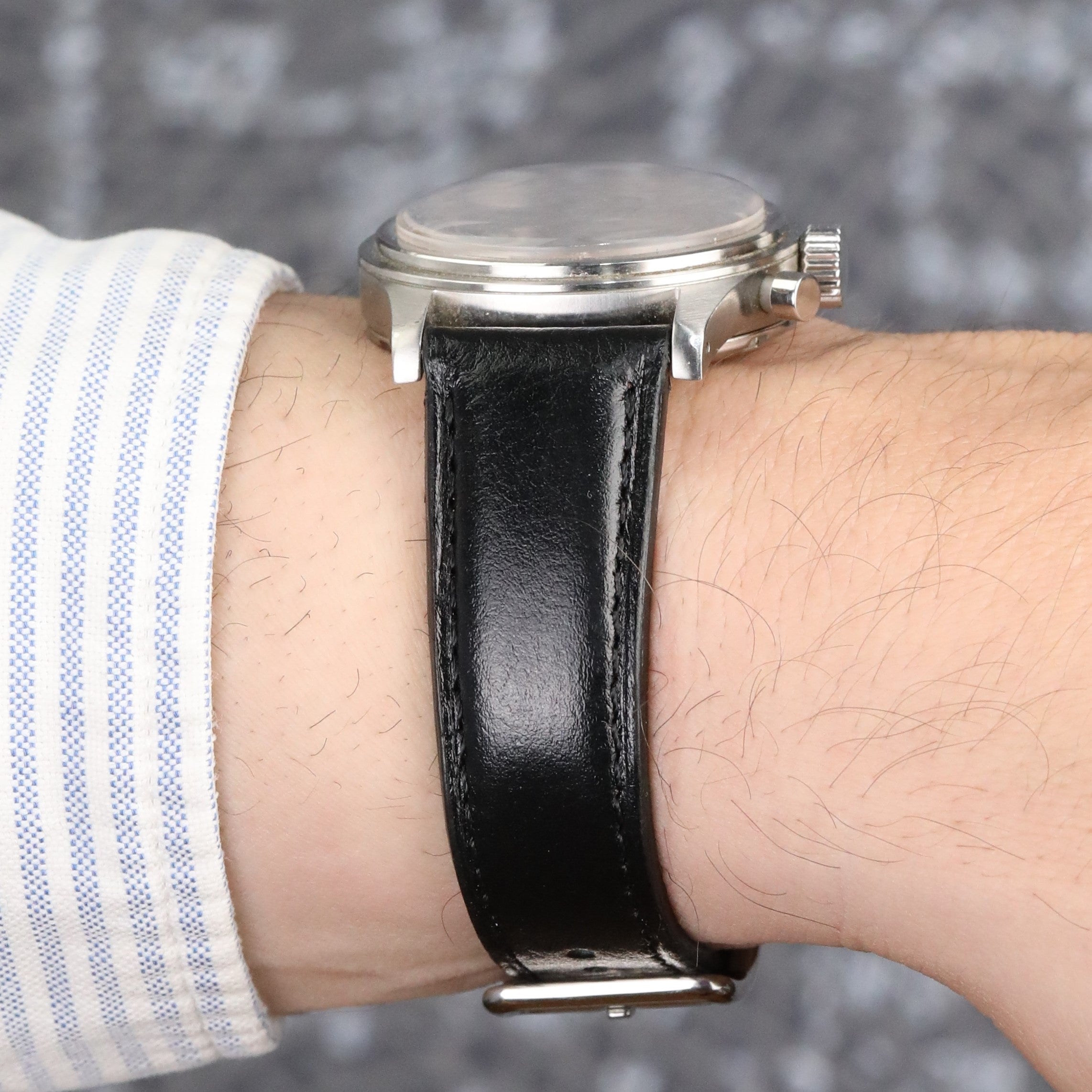 El yapımı siyah renkli gerçek deri akıllı pimli saat kordonu