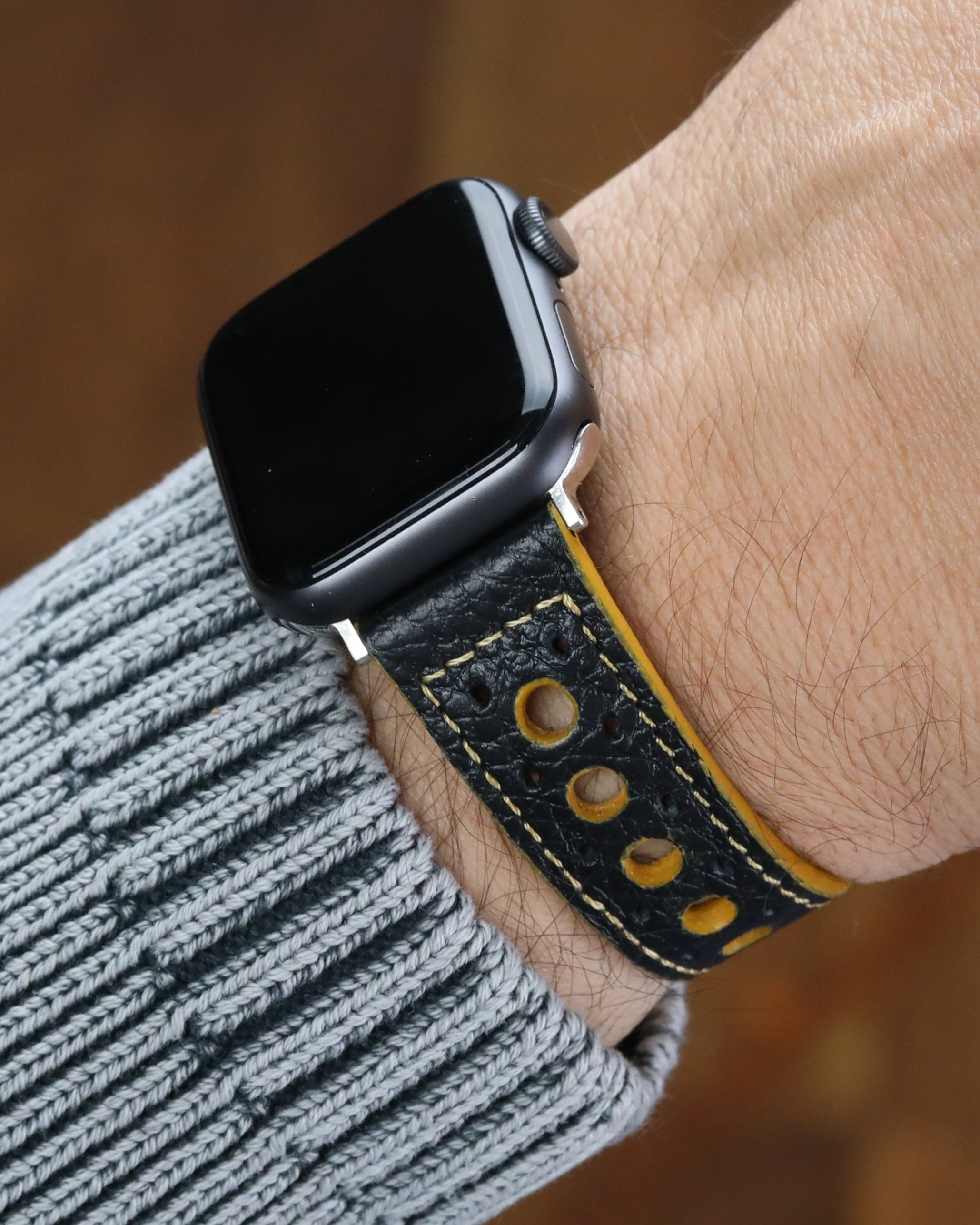 Siyah renkli  tarçın yan boyama gerçek deri el yapımı antialerjik arka derili apple watch ultra ile uyumlu kordon
