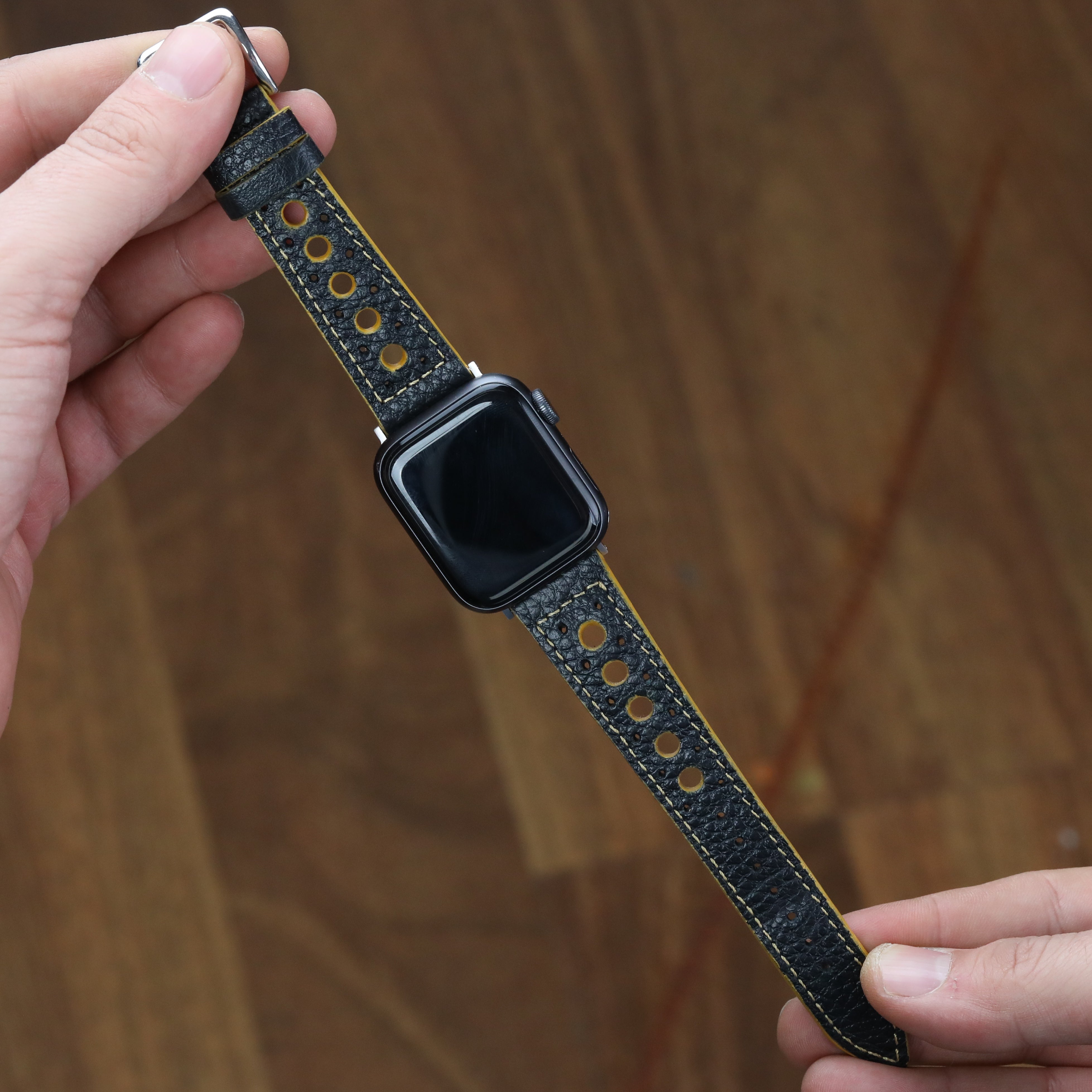 Siyah renkli  rally stil gerçek deri el yapımı antialerjik arka derili apple watch ile uyumlu deri kordon