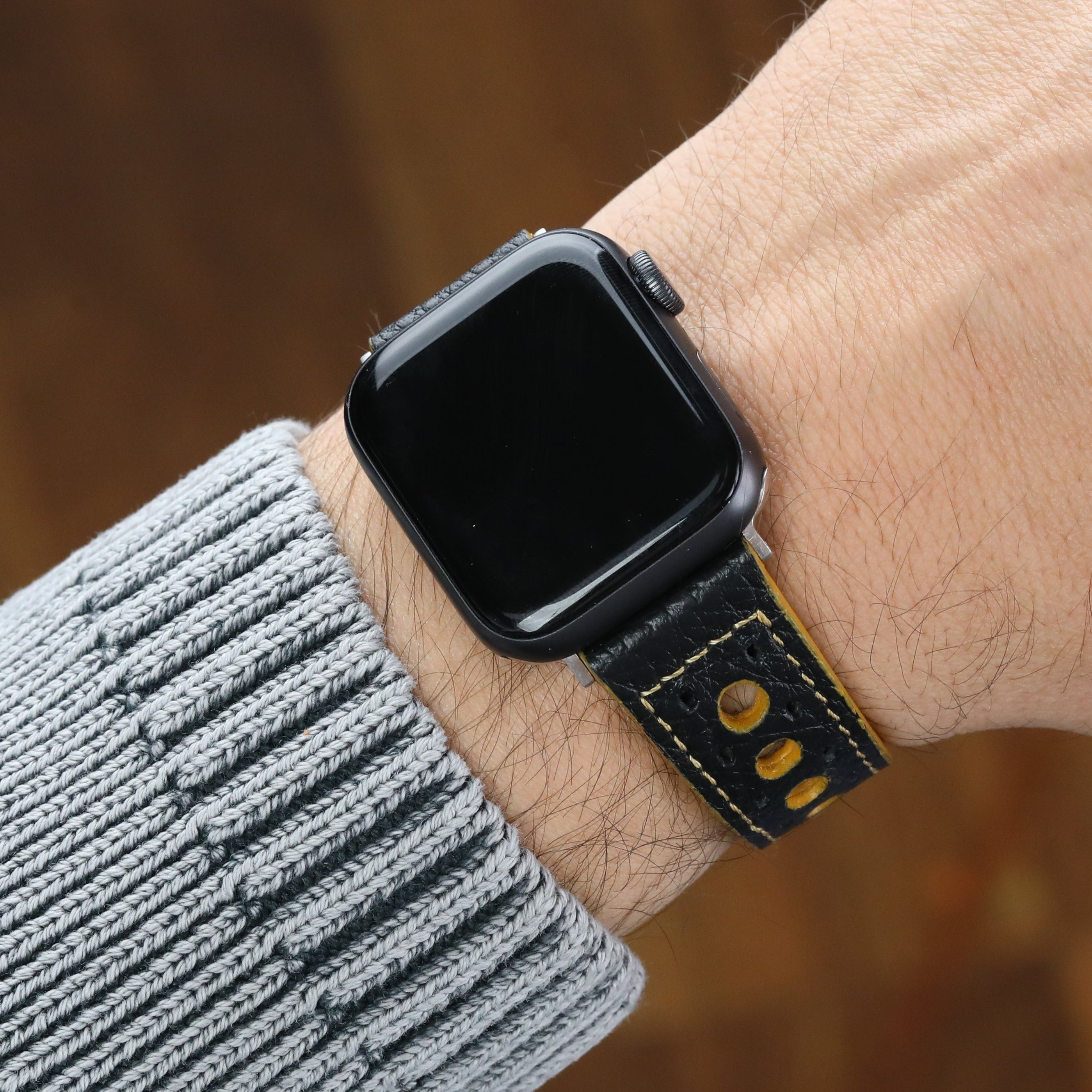 Özel hava delikleri sayesinde gün boyu ferahlık sağlayan apple watch uyumlu deri kordon