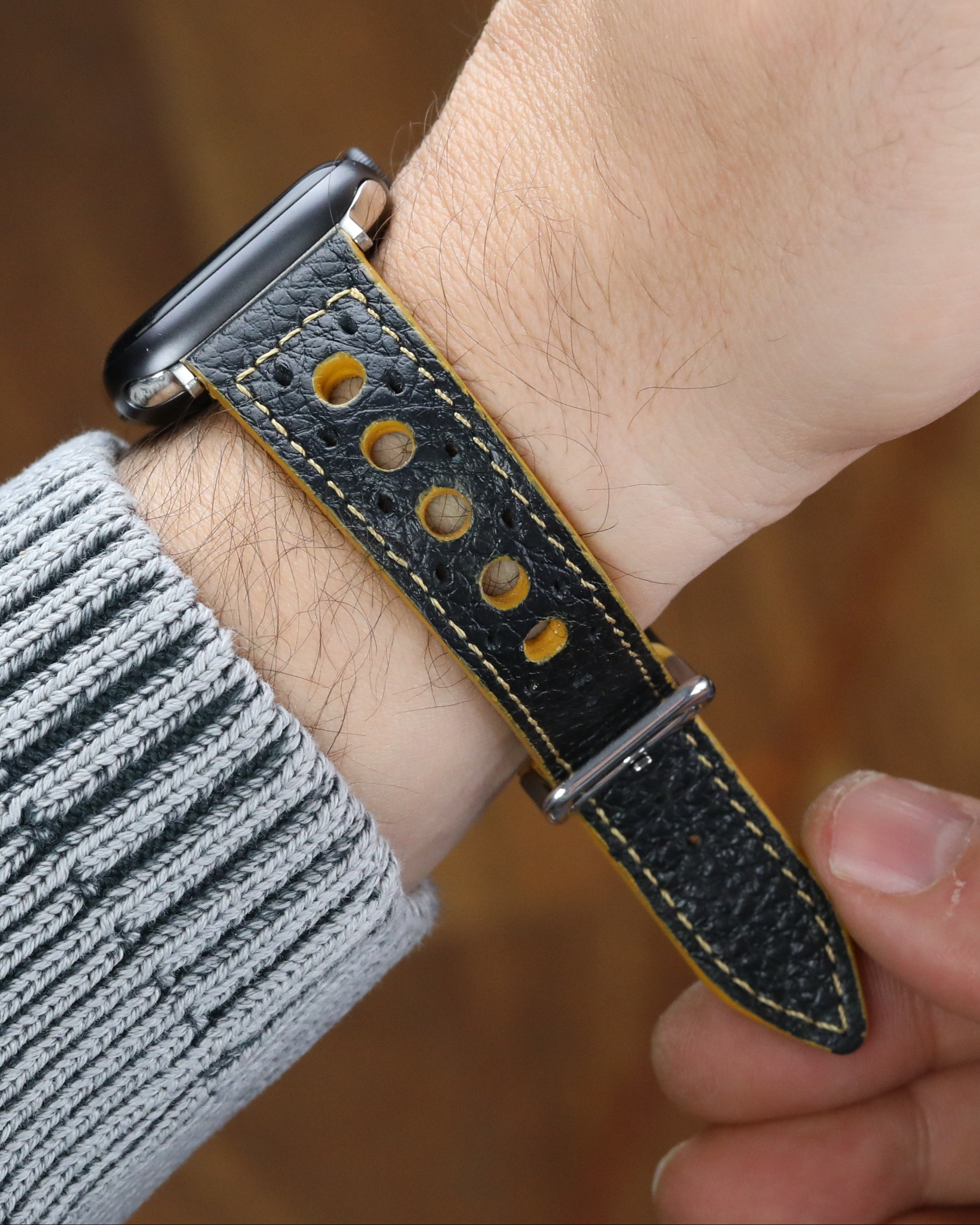 Siyah renkli rally stil gerçek deri el yapımı antialerjik arka derili apple watch ile uyumlu kordon
