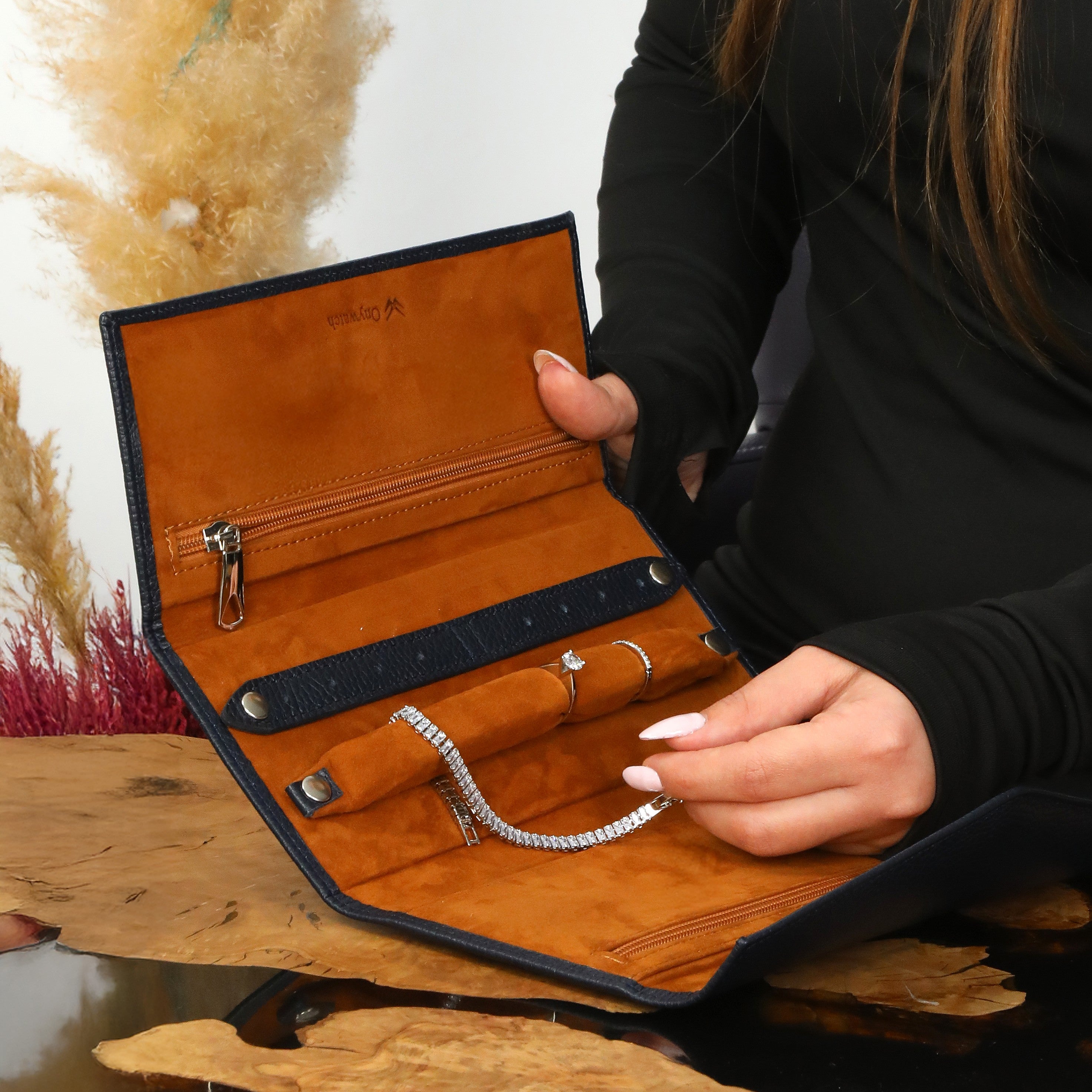 İçi ve dışı gerçek deri el yapımı lacivert renk takı kutusu